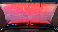 farbig beleuchteten Schaumvorhang in der Autowaschanlage